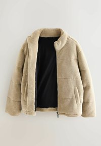 Jachetă din fleece bej cu o suprafață texturată, fermoar frontal și interior negru. Include buzunare laterale și un design cu guler rotund.