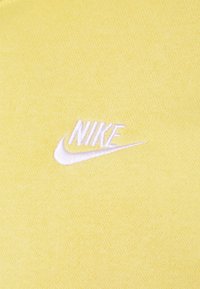 Nike Sportswear SPORTSWEAR CLUB FLEECE - Sweatshirt com capuz - saturn gold/white