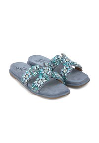 Blauwe suède sandaaltjes met kristalversieringen in verschillende tinten blauw. Platte zool met twee brede banden versierd met edelstenen.