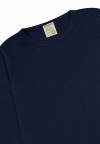 Navyblauwe katoenen longsleeve shirt met ronde hals, met een gladde, zachte textuur en een label op de kraag met verzorgingsinstructies.