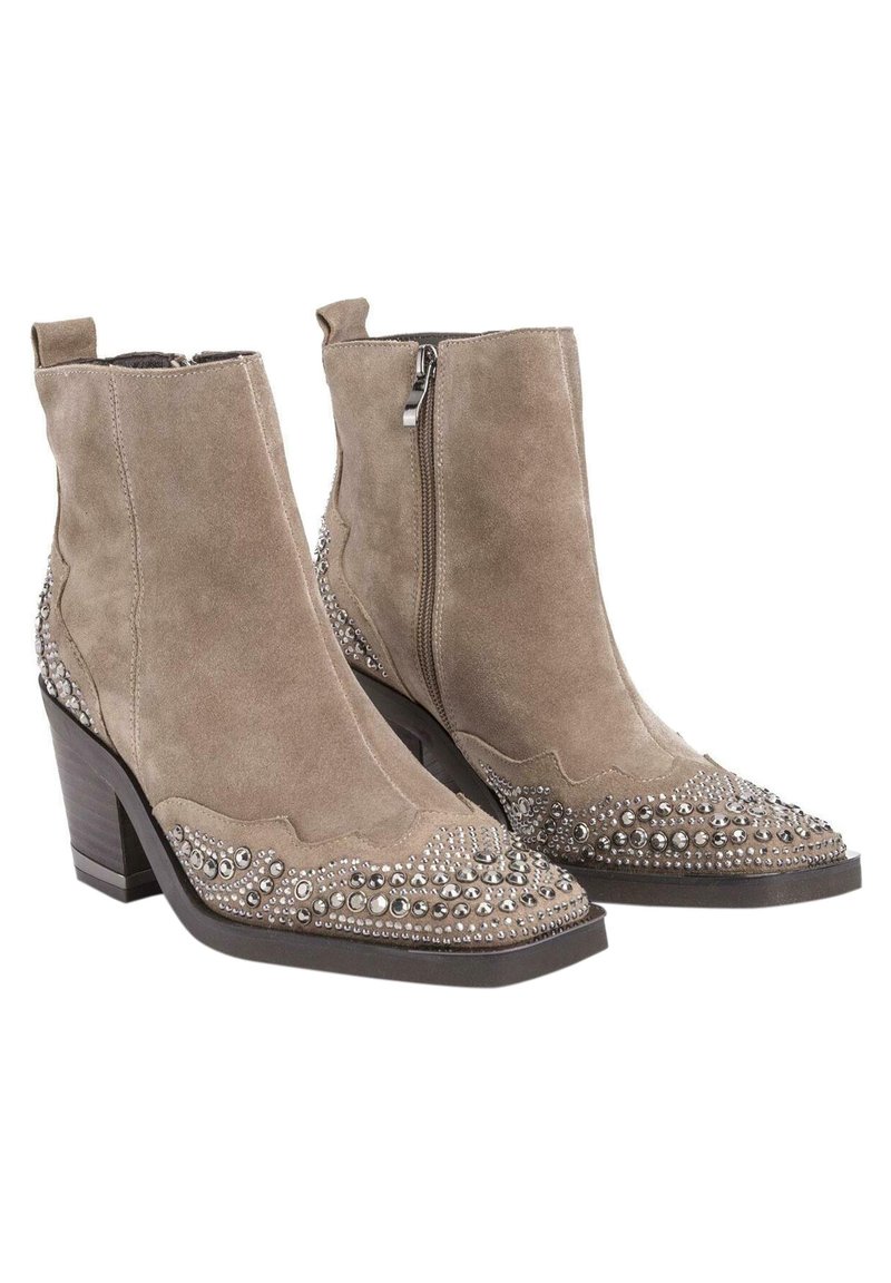 Botas de tobillo de ante topo con cremalleras laterales, tacones cuadrados y adornos de tachuelas plateadas en los dedos y los talones.