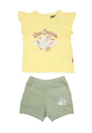 Chemise jaune à manches courtes avec des manches volantées, arborant un motif de coquillage. Associée à un short en coton vert, comprenant des poches latérales.