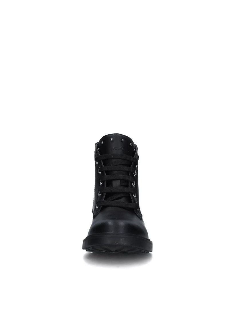 Zwarte veterschoen met een glanzende leren afwerking, ronde neus en accenten van zilverkleurige hardware aan de bovenkant. Gecultiveerde rubberen zool.