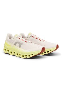 Leichte Laufschuhe mit einem beigen Obermaterial, gelben und roten Akzenten, atmungsaktivem Mesh-Material und einem einzigartigen Honigwaben-Sohlen-Design.