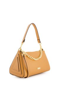 Hellbraune Lederhandtasche mit strukturierter Oberfläche, goldener Kettenriemen, dreieckigem Seitendesign und kontrastierenden dunklen Akzenten.