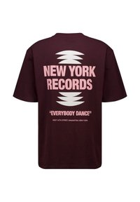 Burgundy oversized t-shirt with bold white and pink typography. Features "NEW YORK RECORDS" and "EVERYBODY DANCE" text. Short sleeves.