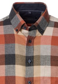 Karierter Button-up-Hemd in Orange, Beige, Grau und Schwarz mit einem Button-Down-Kragen und sichtbarem Markenlabel im Kragen.