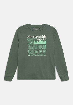 Chemise verte à manches longues avec logo Abercrombie and Fitch, panneaux graphiques sur le thème de l'extérieur et petit texte au bas au centre.