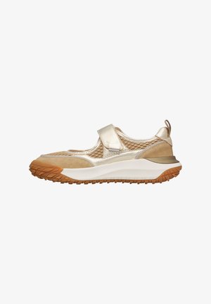 Sneaker Mary Jane beige e oro con pannelli in mesh, dettagli in suede, suola spessa bianca, battistrada marrone e chiusura con strap in Velcro.