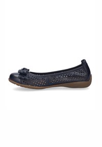 Marineblaue Leder-Ballet-Flats mit durchlochten Design, runder Zehenpartie und Stoffschleife als Akzent. Flexible braune Sohle für Komfort und angenehmes Tragegefühl.