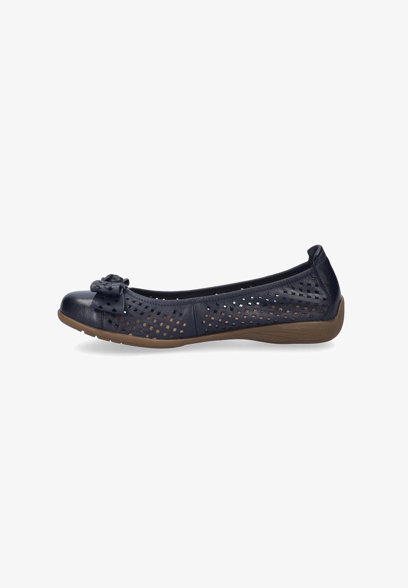 Marineblaue Leder-Ballet-Flats mit durchlochten Design, runder Zehenpartie und Stoffschleife als Akzent. Flexible braune Sohle für Komfort und angenehmes Tragegefühl.