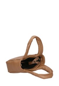 Borsa a tote in pelle marrone con due manici, chiusura con zip e una texture morbida e liscia. L'interno include tasche e una fodera nera.