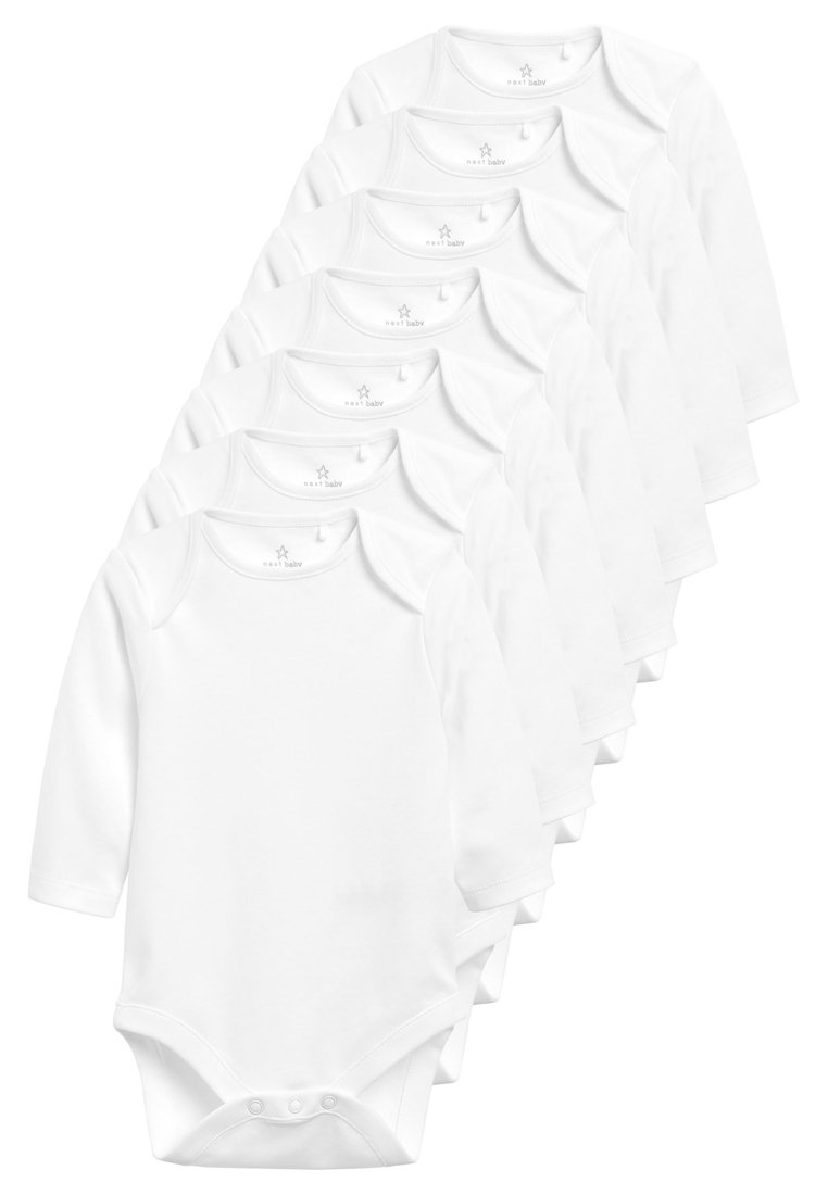 Ensemble de huit bodys à manches longues blancs pour bébés, fabriqués à partir d'un tissu doux, avec des encolures enveloppantes et des fermetures à pression en bas.