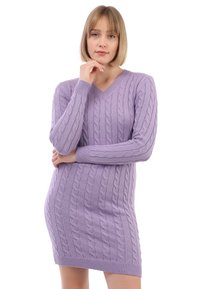 Abito lavorato a maglia lilla con scollatura a V, maniche lunghe e texture a trecce. Silhouette aderente, orlo accentuato e polsini a coste.