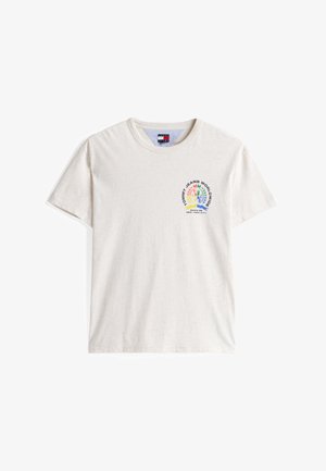 Camiseta de algodão bege claro com mangas curtas. Apresenta um logótipo circular multicolorido no lado esquerdo do peito e um design de gola redonda.