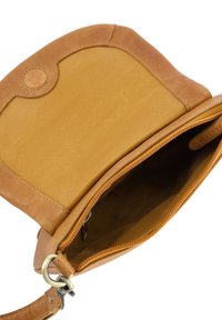 Lysebrun læder crossbodytaske med flap åben, der viser tomt indre og lynlåslukning på hvid baggrund.