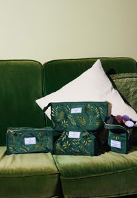 The Flat Lay Co. MARSHMALLOW FLAT LAY MAKEUP BOX BAG - Trousse - green leaves