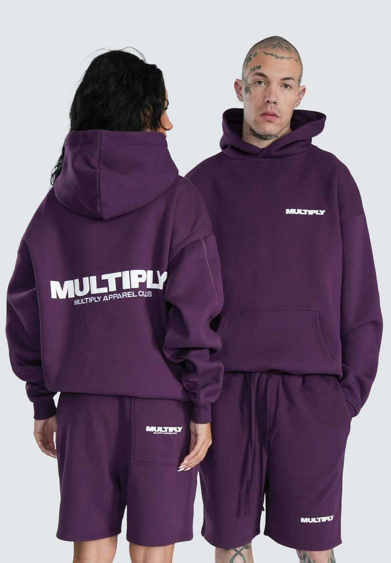 Ensemble de hoodie violet et de shorts avec le logo blanc "MULTIPLY" sur le devant et le dos. Fabriqué en tissu doux avec une coupe décontractée et une poche avant.