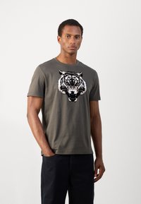 Antony Morato REGULAR FIT WITH MATT AND FLOCK - Tricou cu imprimeu - green