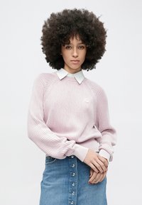 Gaiši rozā ribotais džemperis ar baltu apkakli, kopā ar zilas džinsa svārku priekšpusē ar pogu detaļām. Mīksta tekstūra.