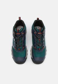 Wanderschuhe mit einem dunkelblauen und grünen Mesh-Obermaterial, verstärkter Zehenschutzkappe, orangefarbenen Akzenten und strukturiertem Gummisohle für Halt.