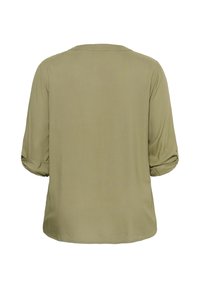 Blouse vert olive à manches longues avec manches retroussées et un dos simple sans col.