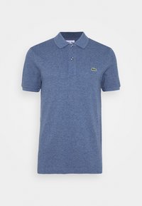 Marinblå pikétröja i texturerad tyg med tvåknappsslutning och en liten grön broderad logotyp på vänster bröst.