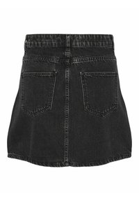 Mini-jupe en denim noir avec deux poches arrière, passants de ceinture et coutures visibles le long des coutures et de l'ourlet.