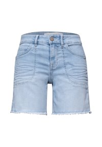 Short en jean bleu clair avec poches avant, passants de ceinture, fermeture par bouton et ourlets effilochés sur fond blanc uni.
