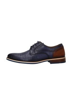 Chaussure de ville pour homme en cuir texturé bleu foncé, avec des accents marron, bout arrondi, lacets et une semelle légère contrastante.