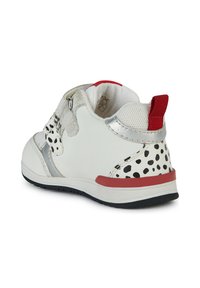 Scarpe bianche con macchie nere in stile dalmata, dettagli argentati e un tab sul tallone rosso. Presentano materiali testurizzati e una suola in gomma per una buona aderenza.
