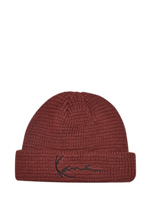 Bordový čiapka so štruktúrou wafle s manžetou a čiernym vyšívaným podpisom na prednej manžete na bielom pozadí.