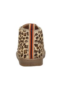 Leopardprint enkellaars met een textuur die doet denken aan haar, bruine zool en een oranje en blauwe gestreepte accént aan de achterkant. Rond neus ontwerp.