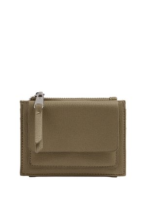 Portfel ze skóry w oliwkowym kolorze z przednią kieszenią na klapkę i górnym komorą zapinaną na zamek błyskawiczny, wyposażony w skórzaną zawieszkę na suwak.