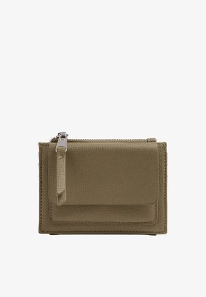 Portfel ze skóry w oliwkowym kolorze z przednią kieszenią na klapkę i górnym komorą zapinaną na zamek błyskawiczny, wyposażony w skórzaną zawieszkę na suwak.