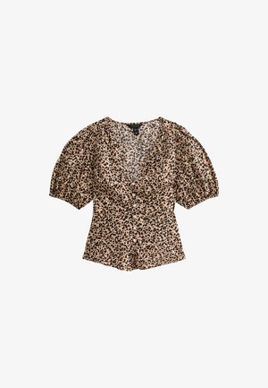 Blusa con stampa leopardata in tessuto leggero. Presenta un profondo scollo a V, maniche a sbuffo e chiusura frontale con bottoni. La palette di colori include beige e nero.
