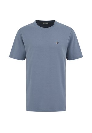 Plava majica kratkih rukava s okruglim izrezom, s malim bijelim i crnim logotipom ruke izvezenim na lijevoj strani prsa.