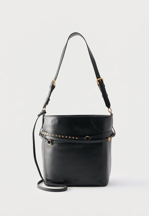 Čierna kožená taška typu bucket s nastaviteľným ramenným pásikom, dekoratívnym opaskom s cvokmi a zlatistými kovaniami na bielom pozadí.