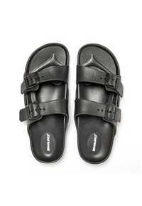 Sandalias negras con dos correas ajustables que cuentan con hebillas. Fabricadas con un material suave y duradero, con una plantilla contorneada para mayor comodidad.