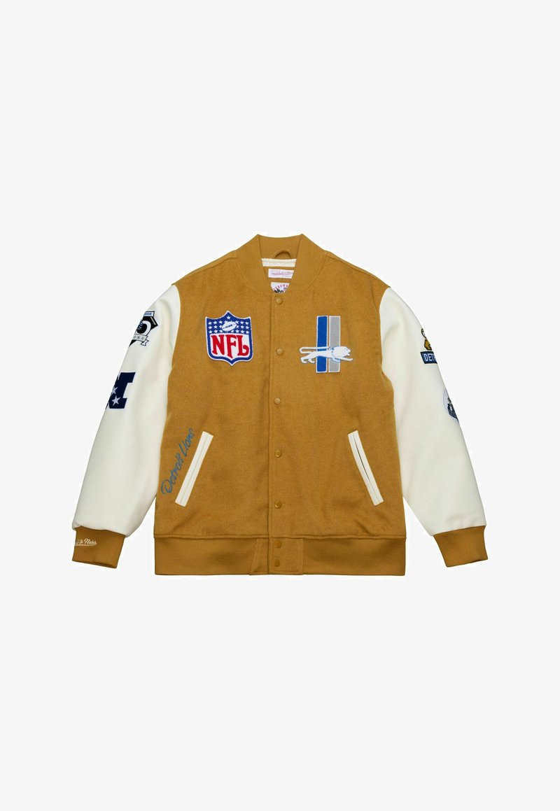 Braune Wool-Body-Collegejacke mit cremefarbenen Ärmeln. Mit NFL-Logo und Aufnähern. Gerippter Kragen und Bündchen, zwei Seitentaschen und gestickte Details.