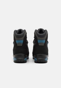 Scarpe da trekking da uomo in suede nero con accenti blu e grigi. Altezza alla caviglia con pannelli testurizzati e suole in gomma resistenti.