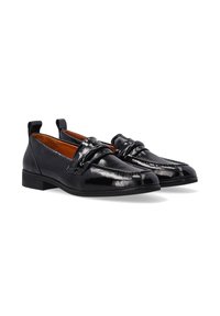 Zwarte gepatineerde leren loafers met een laag blokhak, voorzien van een decoratieve band over de wreef en een gladde binnenvoering.