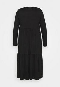 Robe noire à manches longues à étages avec des panneaux de tissu froncés et un col rond, vue de dos sur fond blanc uni.