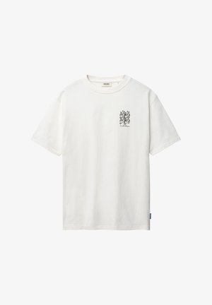 Weißes kurzärmeliges T-Shirt aus Baumwolle mit schwarzer korallenähnlicher Grafik und kleinem Text auf der oberen linken Brust, Rundhalsausschnitt und Markenschild im Krageninneren.