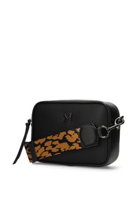 Černá obdélníková crossbody taška s texturovaným povrchem a širokým popruhem s oranžovým leopardím vzorem připevněným stříbrnými klipsy.