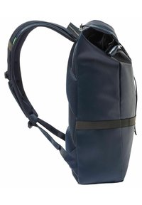 Sac à dos bleu marine avec un extérieur lisse et imperméable, des bretelles rembourrées en mesh et une fermeture enroulée. Présente une bande d'accent horizontale contrastante.