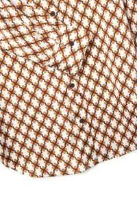 Overhemd met knoopsluiting en een geometrisch patroon in bruin, oranje en wit. Glad weefsel met een klassieke kraag en bruine knopen.