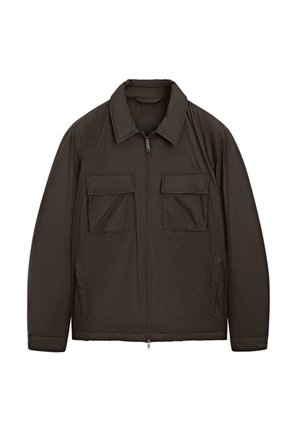 Giacca zip-up marrone scuro con due tasche a patta sul petto e tasche laterali, caratterizzata da un colletto a punta e maniche lunghe.