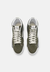 Høye sneakers i olivengrønn semsket skinn har hvite lisser, polstret krage og en kontrasterende svart sidelinja. Hvit gummisåle med detaljert søm.