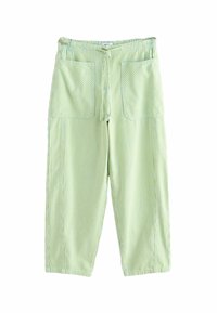 Pantalones a rayas verdes claros con cinturilla elástica, dos grandes bolsillos frontales y un corte holgado, que presentan una sutil textura y detalles de confección.